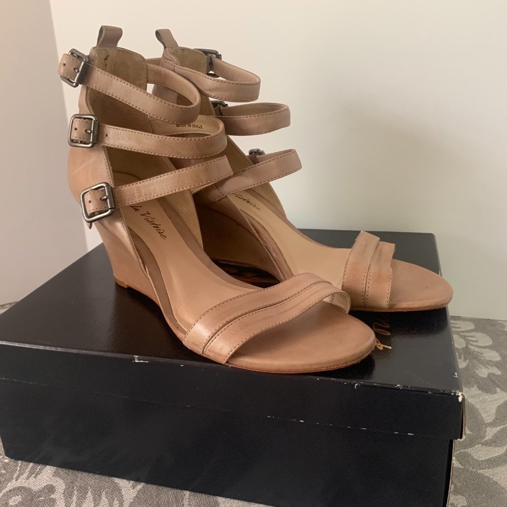 Pour La Victoire Regina Wedge Taupe Italian Leather Multi-strap US 8.5